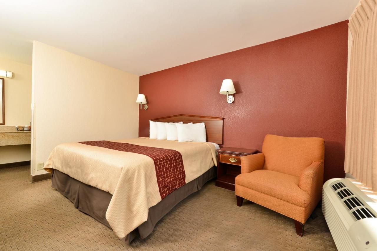 Red Roof Inn Dalton Exterior photo
